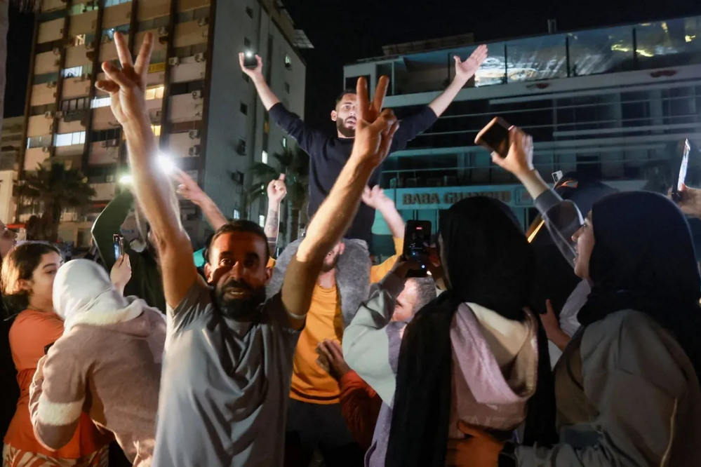 شادی در جنوب لبنان پس از اعلام آتش‌بس و پایان جنگ