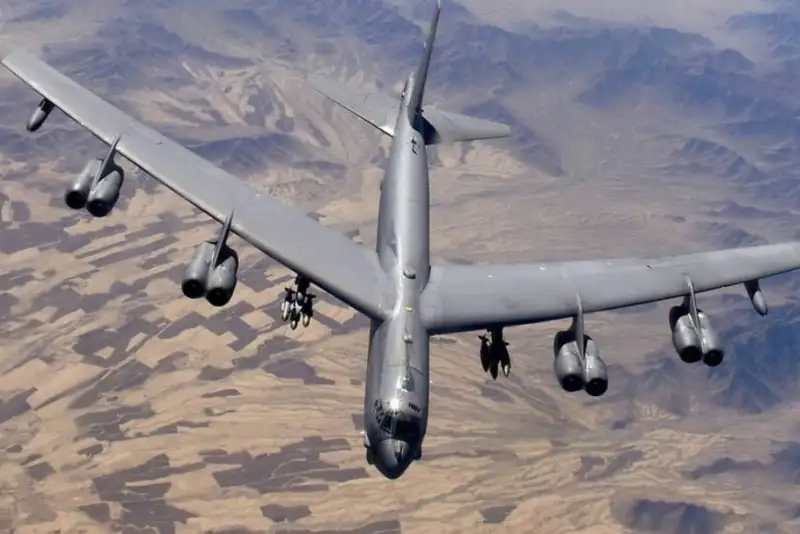 سقوط بمب‌افکن استراتژیک B-52 ارتش آمریکا در کالیفرنیا