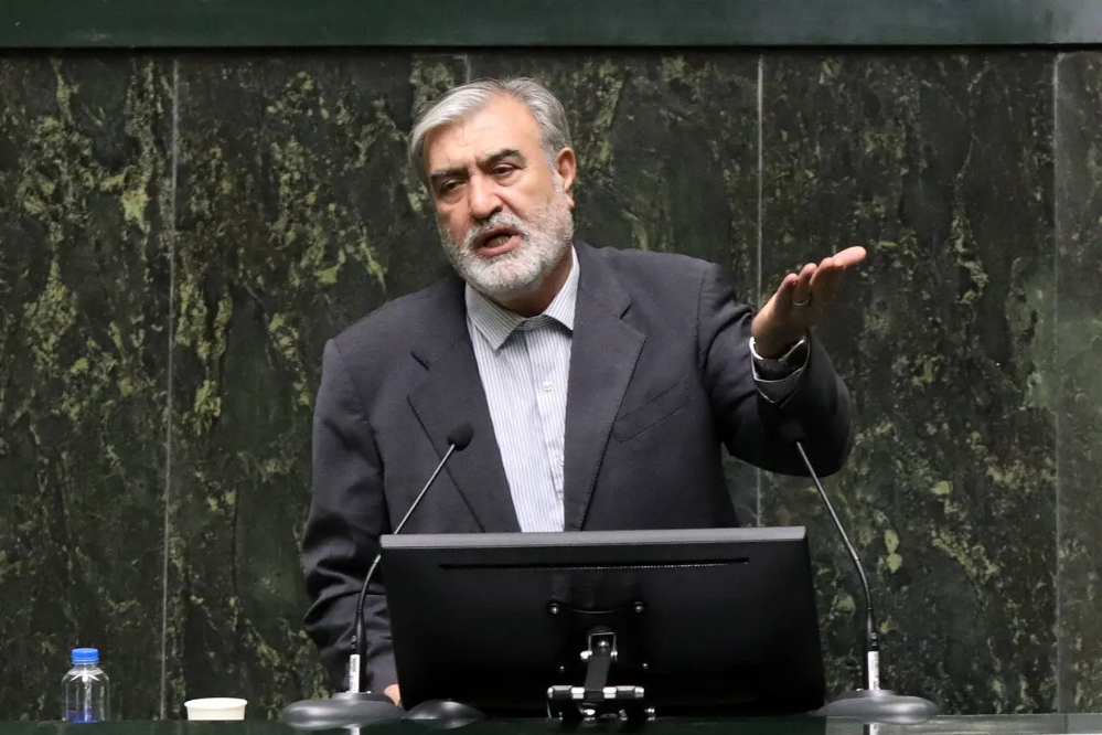 خطاب تند عزیزی به ترامپ: شما تهدید می‌کنید، ما عمل می‌کنیم
