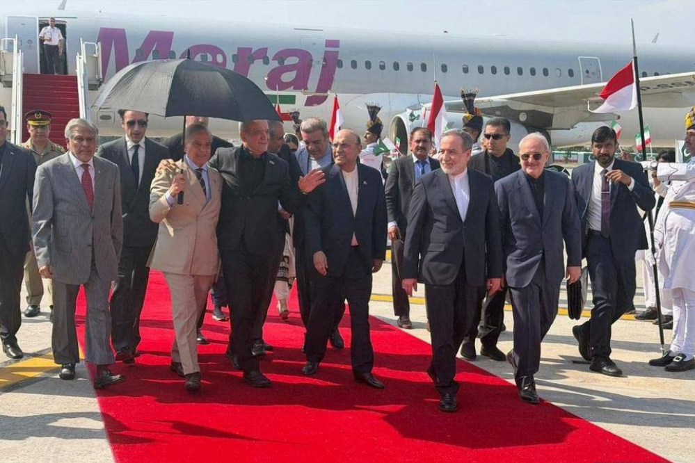 پزشکیان وارد اسلام‌آباد شد