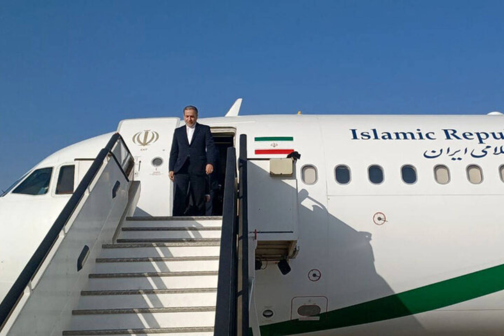 وزير الخارجية الإيراني يغادر طهران متوجهاً إلى العراق