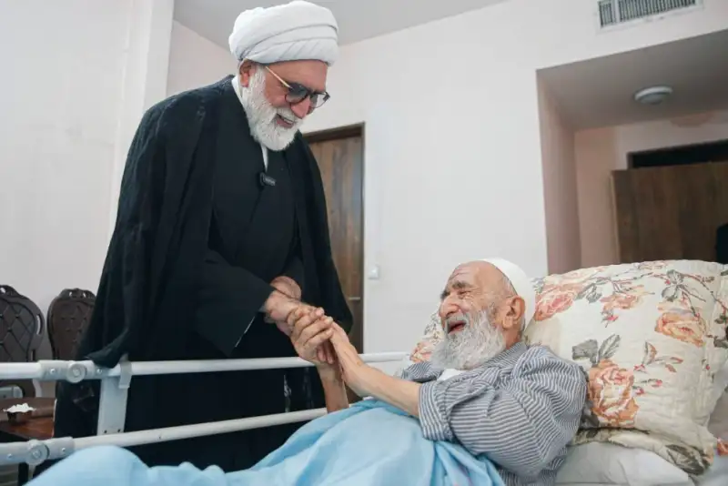 عیادت حجت‌الاسلام مروی به نمایندگی از رهبر انقلاب از حجت‌الاسلام راشد یزدی