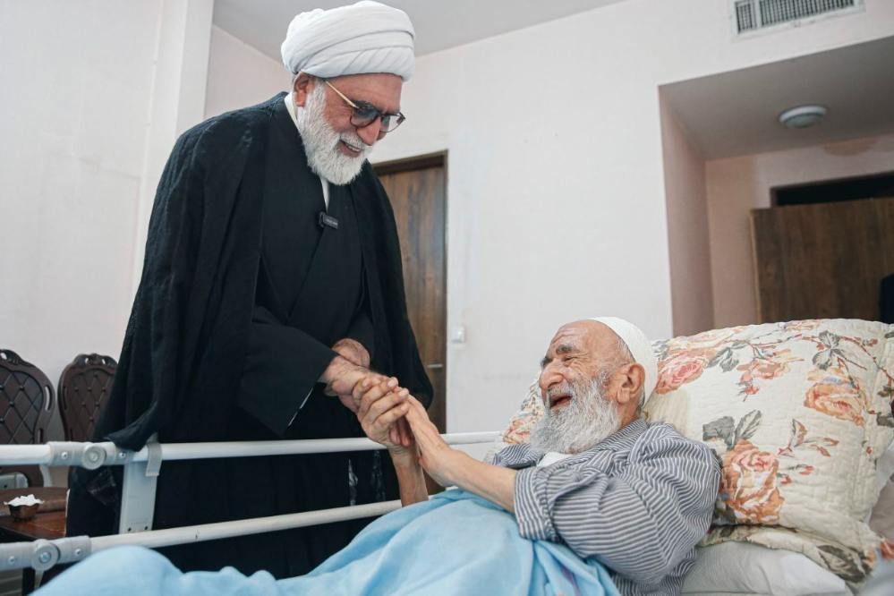 عیادت حجت‌الاسلام مروی به نمایندگی از رهبر انقلاب از حجت‌الاسلام راشد یزدی