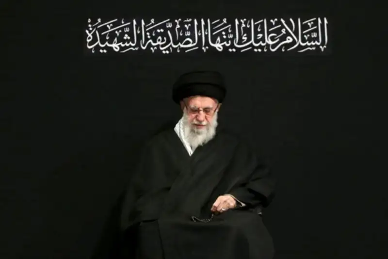 توزیع کارت شناسایی میان زائران مراسم تشییع رهبر شهید