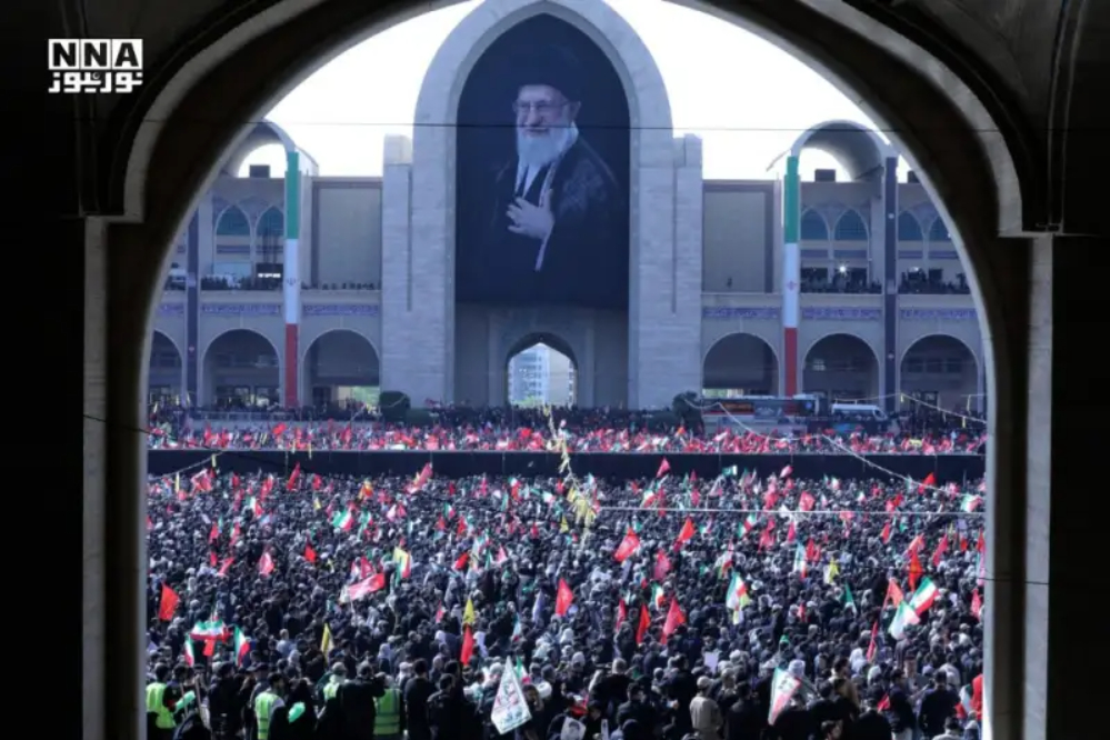 حشود الجماهير في مصلى الإمام الخميني في طهران تنادي "يا لثارات القائد الشهيد"