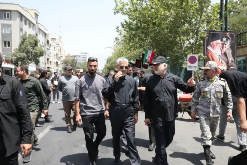 امیر دریادار حبیب الله سیاری: حضور میلیونی مردم در مراسم وداع همه را شگفت‌زده کرد
