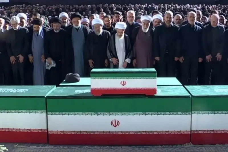 نماز آخر؛ ایران با اشک، «اللهم انا لا نعلم منه الا خیرا» را بدرقه رهبر شهید کرد