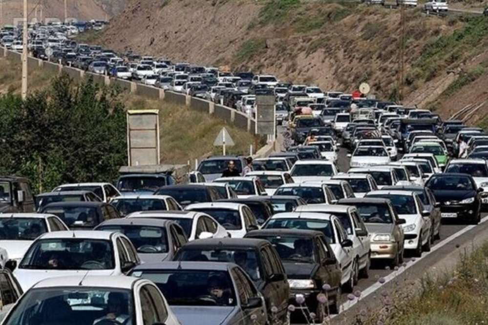 ترافیک نیمه سنگین در چالوس و هراز؛ ورودی‌های تهران هم قفل شد