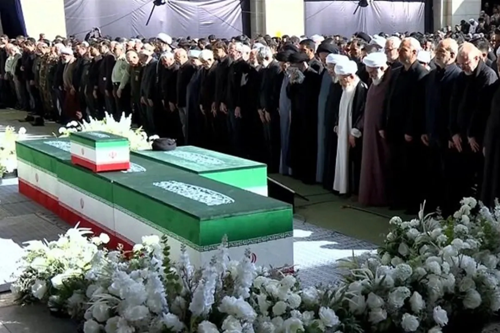 بازتاب جهانی نماز بر پیکر رهبر شهید؛ وقتی تهران به اتاق خبر دنیا تبدیل شد