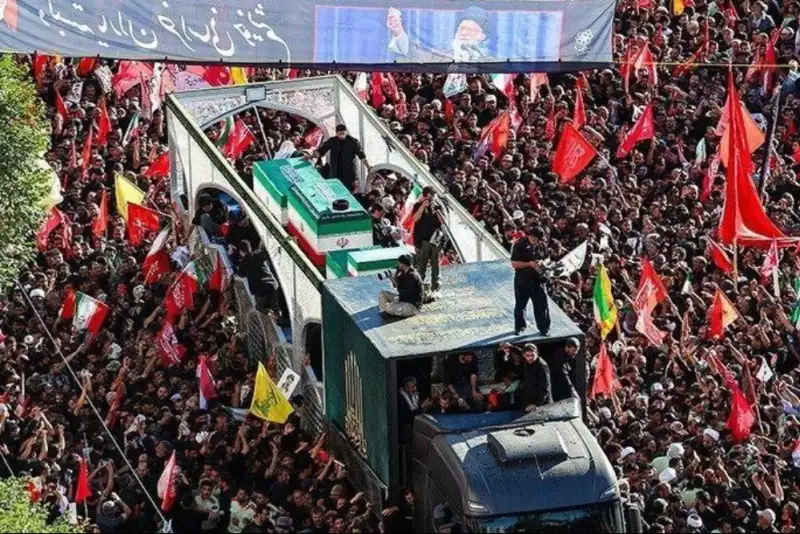 از بین‌الحرمین تاصحن رضوی؛ انتقال هوایی پیکر رهبر شهید انقلاب به حرم مطهر رضوی