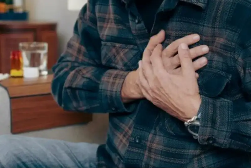 چرا باید درد ناگهانی قفسه سینه را جدی بگیریم؟