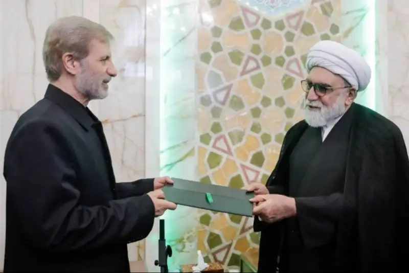 سرلشکر حاتمی خادم حرم امام رضا (ع) شد