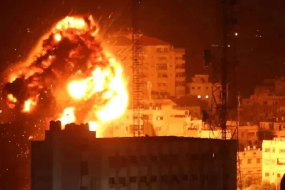 ישראל מגבירה את פשיטותיה על אוהלי עקורים וממשיכה להרוס שכונות מגורים