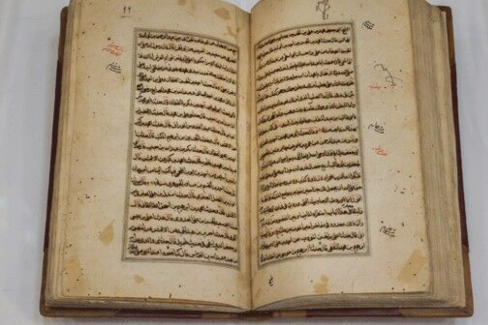 نسخه نفیس «الجواهر السنیه» اهدایی رهبر شهید در مشهد رونمایی شد