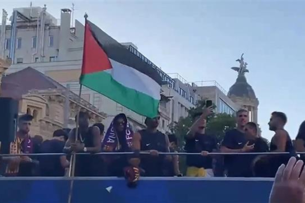 رفع علم فلسطين في اسبانيا خلال الإحتفالات بفوز البلاد بكأس العالم