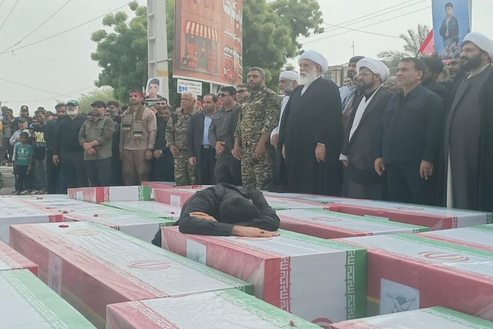في مشهد مؤلم.. تشييع أشلاء شهداء مدرسة "ميناب" لإلحاقها بجثامينهم التي وُوريت الثرى سابقاً