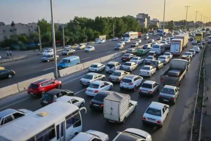 ترافیک سنگین در ورودی‌های تهران و محور هراز؛ برخی محورها مسدود