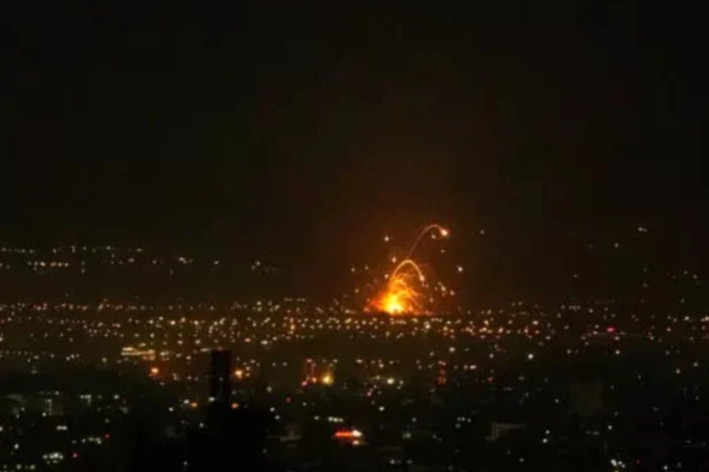 התוקפנות האמריקאית מכוונת נגד דרום איראן, כולל האי קשם, והותירה פצועים ואנשים לכודים תחת הריסות