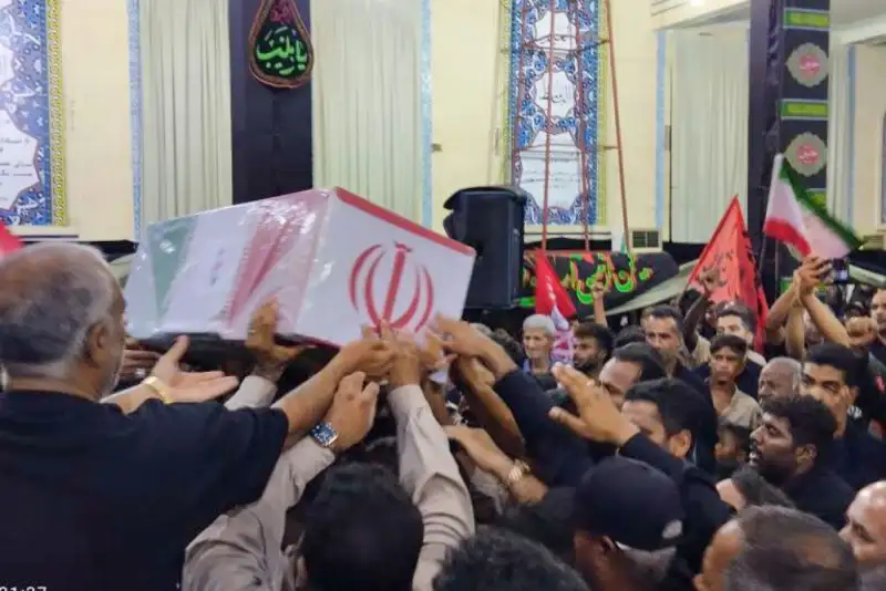 وداع باشکوه مردم قشم با شهدای چاه‌تنگو