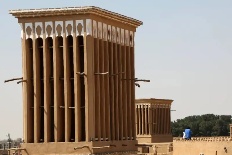 برج‌های بادی متحرک در ایتالیا؛ بازخوانی هوشمندانه هنر معماری بومی ایران