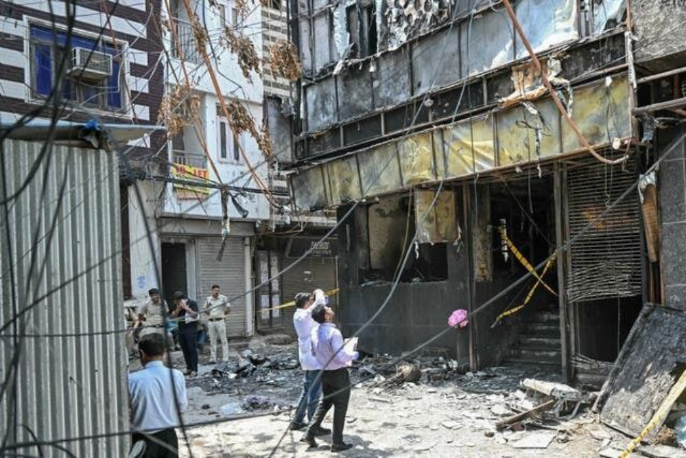 جلوگیری از فاجعه در همدان؛ آتش‌نشانی مانع انفجار پست برق در آتش‌سوزی برج شد