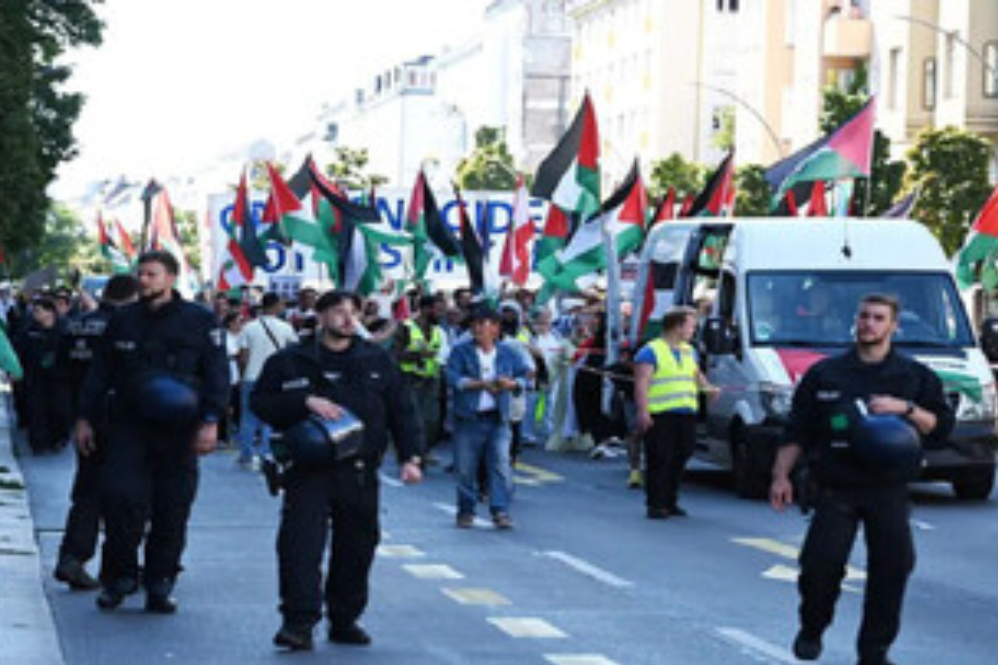 הפגנה בברלין לתמיכה בפלסטין ולגינוי פשעי ישראל