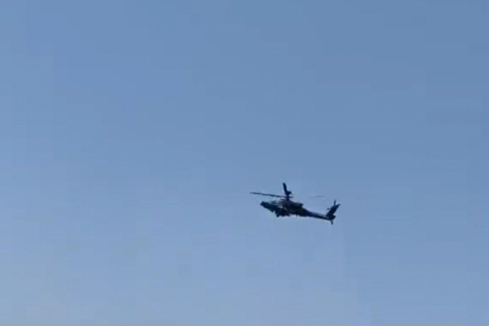 מסוק אפאצ'י של צבא ארה"ב נצפה בכניסה המזרחית למצרי הורמוז, בדרכו לכיוון איי עומאן.