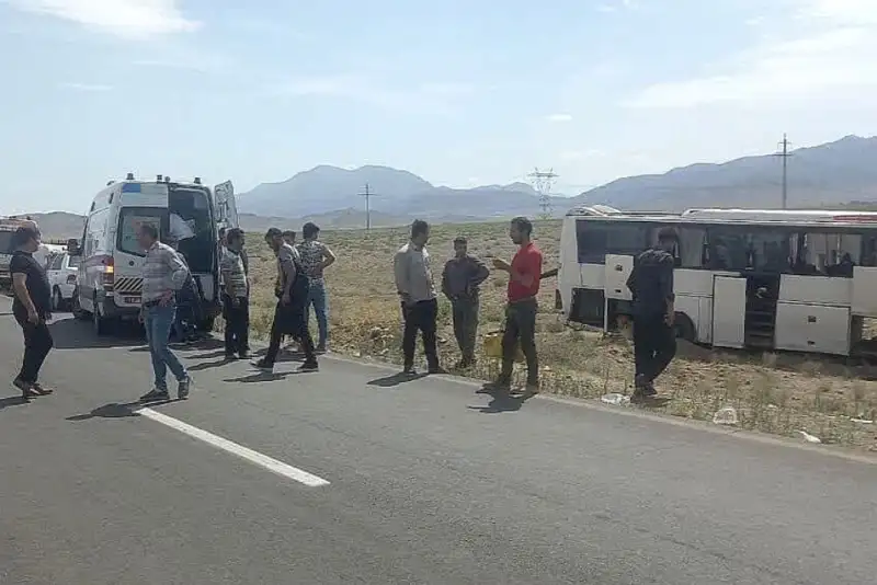 خواب‌آلودگی راننده حادثه آفرید؛ 11 مصدوم در  محور بجنورد-آشخانه