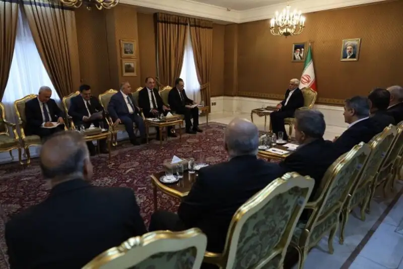 عارف پیشنهاد تشکیل اتحادیه کشورهای فارسی‌زبان را مطرح کرد