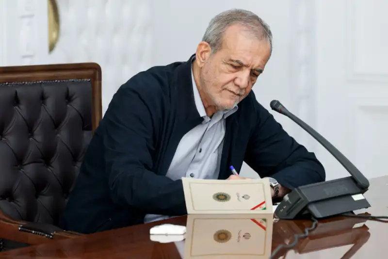 پزشکیان: صبر، همبستگی و امید کلید ایستادگی ایران در برابر فشارهای خارجی است
