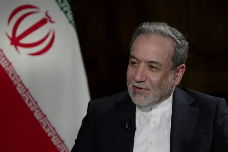 عراقچی: تشییع رهبر شهید، روحیه عراقی‌ها را پیش از اربعین تقویت کرد