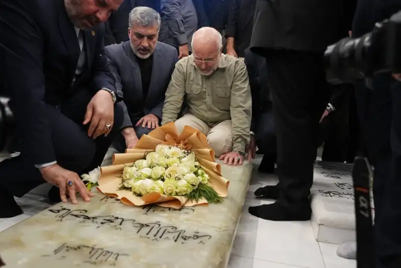 قالیباف بر مزار شهید «ابومهدی المهندس» حضور یافت