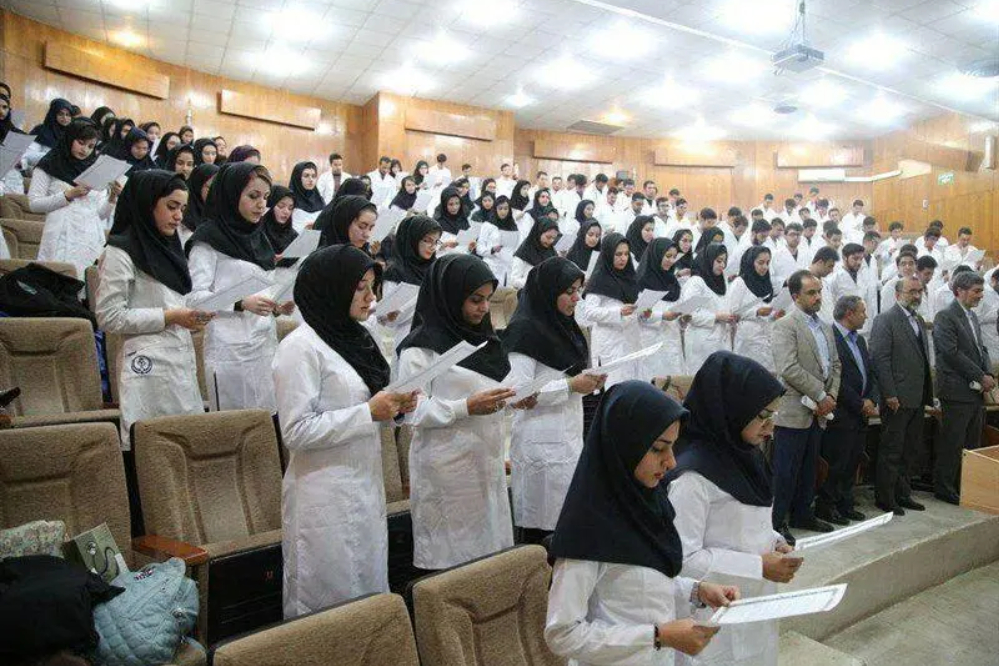 پذیرش پزشکی بیشتر از ظرفیت دانشگاه‌ها؛ وزارت بهداشت زنگ خطر را به صدا درآورد