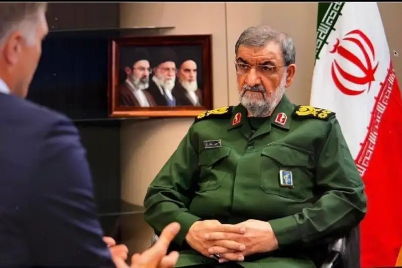 محسن رضایی: رفتار دفاعی و دیپلماتیک ایران باید تغییر کند