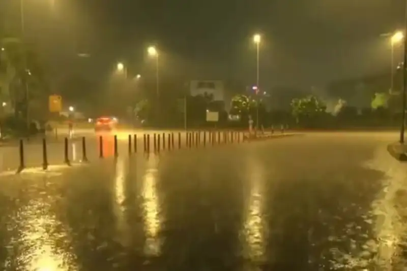 بارش سیل‌آسا در هند؛ پروازهای دهلی‌نو مختل شد