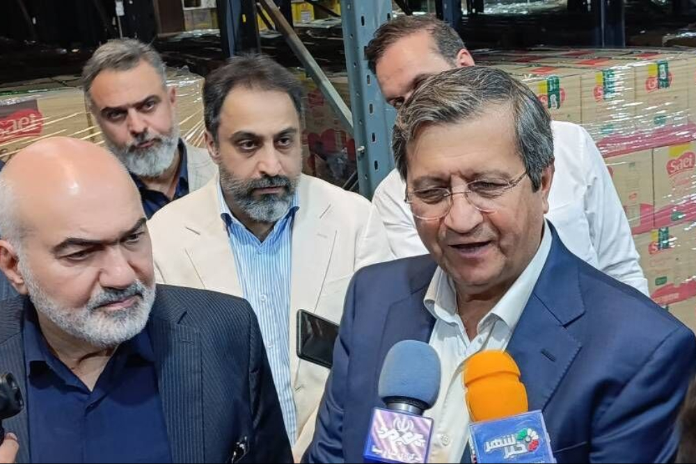 همتی: ارز به اندازه کافی داریم؛ اجازه دلالی و شغل‌های کاذب ارزی را نمی‌دهیم