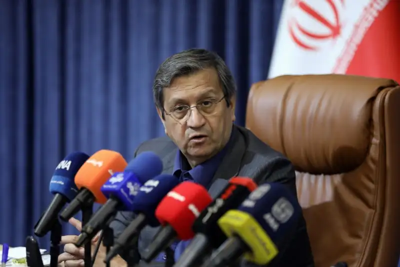 همتی: تمرکز منابع مالی صنایع بزرگ در تهران قابل قبول نیست