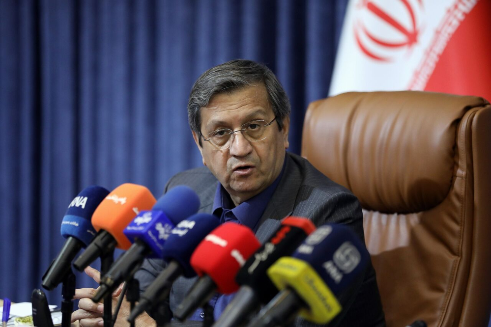 همتی: تمرکز منابع مالی صنایع بزرگ در تهران قابل قبول نیست