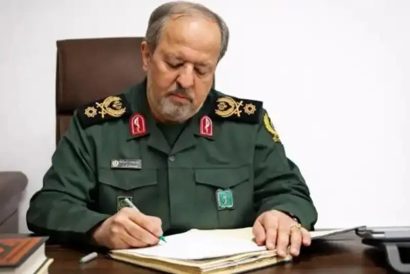 از ساختن قدرت دفاعی ایران دست نخواهیم کشید