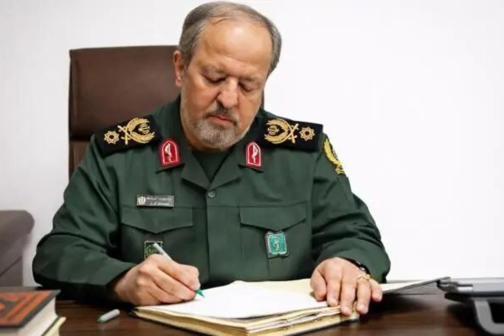 از ساختن قدرت دفاعی ایران دست نخواهیم کشید