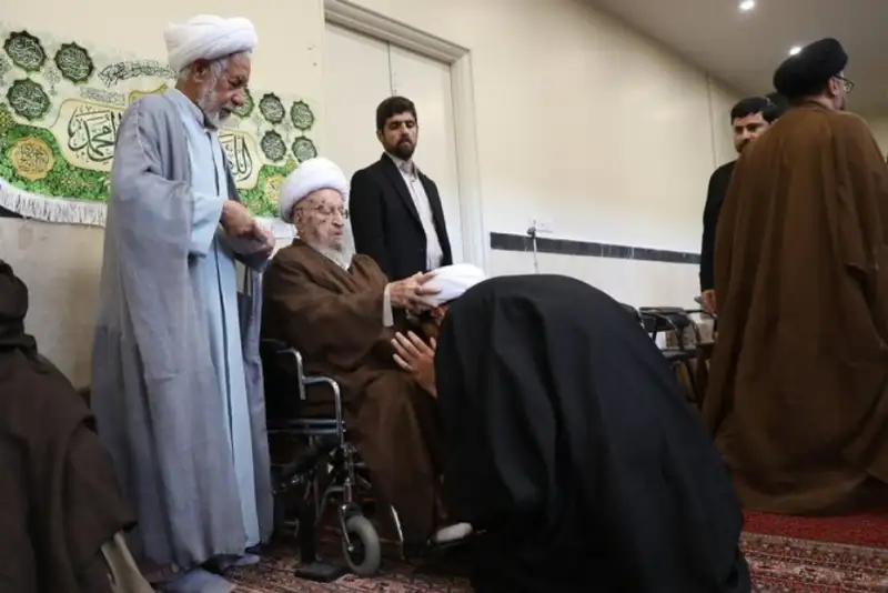 عمامه‌گذاری طلاب ایرانی و خارجی با حضور آیت‌الله مکارم شیرازی