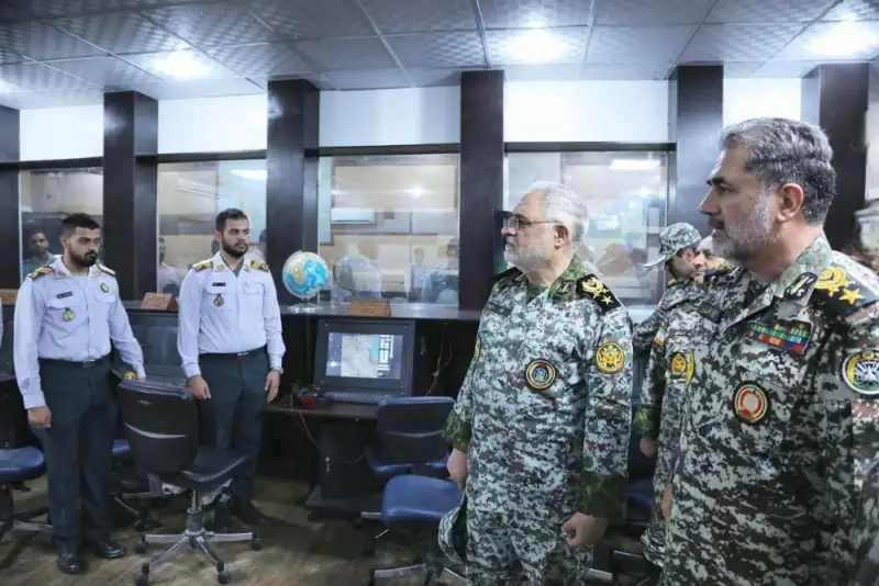 بازدید فرمانده پدافند هوایی از نمایشگاه دستاوردهای دانشگاه خاتم