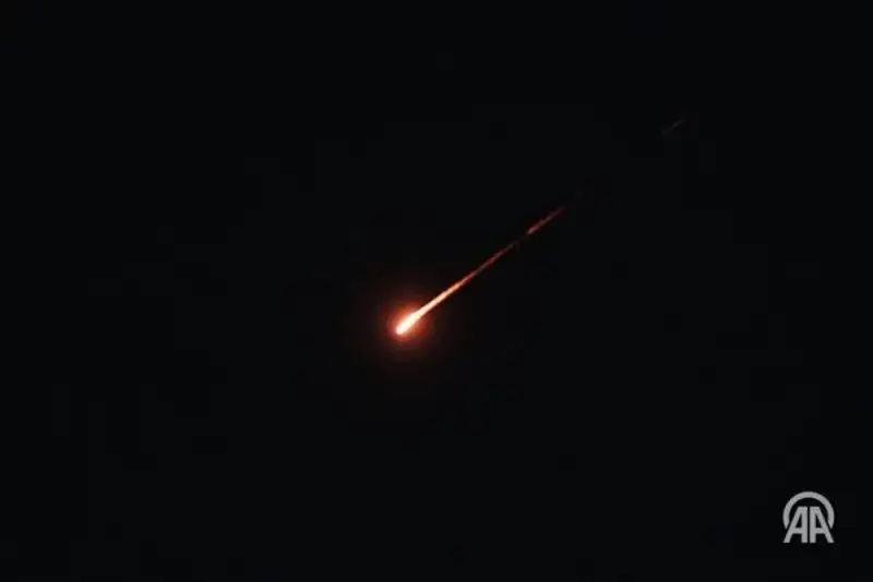 اصابت 3 پرتابه ناشناس به نفتکش در تنگه هرمز
