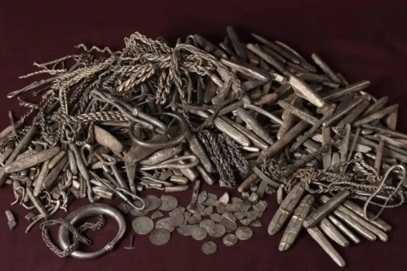 گنج 1100 ساله در حیاط خانه