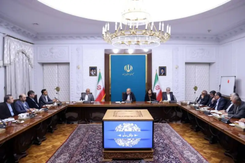 پزشکیان: رانندگان و مردم را با اصلاح الگوی مصرف آشنا کنید