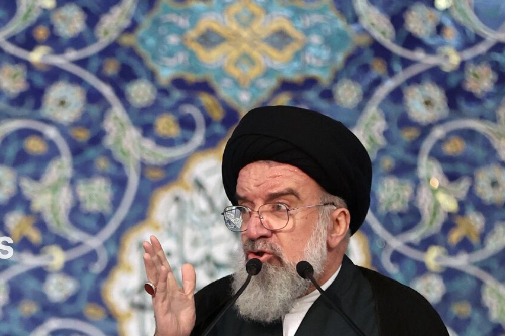 خطيب صلاة الجمعة: إيران لن تستسلم أبداً؛ وسبيل هزيمة العدو في الحرب الاقتصادية يكمن في الجهاد والبذل
