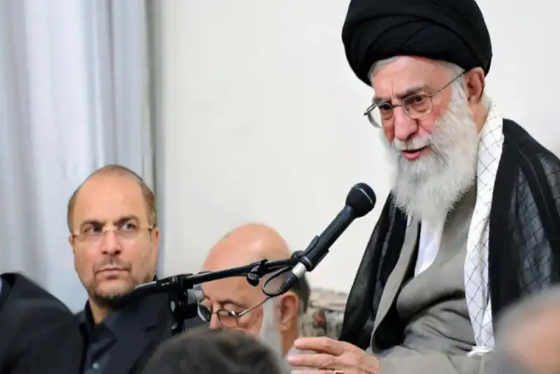 امام خامنه‌ای معیار تشخیص راه از بیراهه