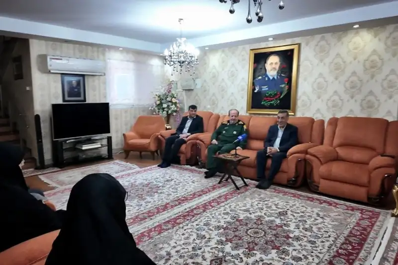 دیدار معاون اجرایی رئیس‌جمهور و سرپرست وزارت دفاع با خانواده شهید نصیرزاده