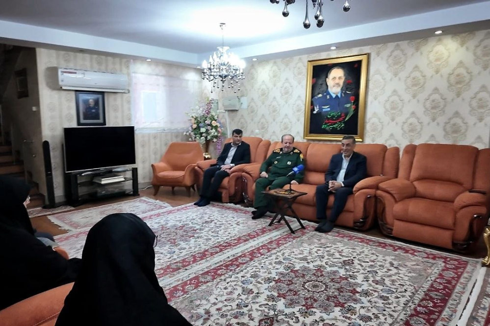 دیدار معاون اجرایی رئیس‌جمهور و سرپرست وزارت دفاع با خانواده شهید نصیرزاده