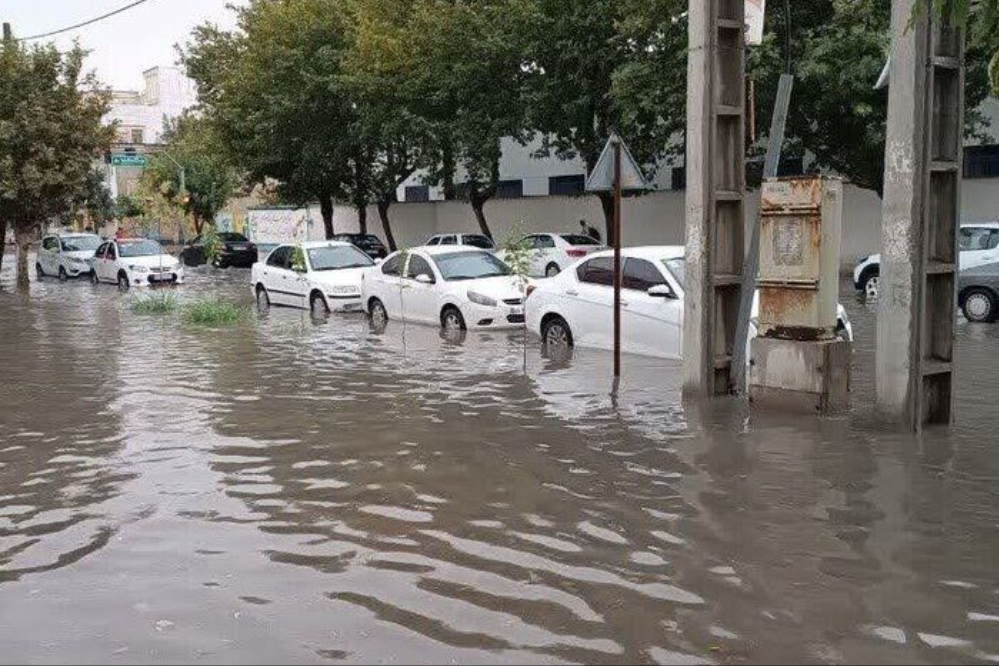 آخرین اخبار و گزارش ها از  سیل مازندران؛ ساری زیر آب رفت، ادارات تعطیل شدند
